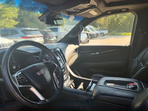 Used 2017 Cadillac Escalade ESV Platinum AWD/4WD image 17