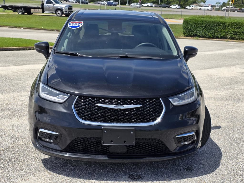Used 2024 Chrysler Pacifica Touring-L FWD image 2