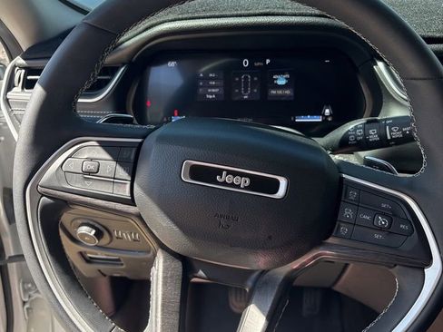 Used 2023 Jeep Grand Cherokee Limited w/ Black Appearance Package image 3