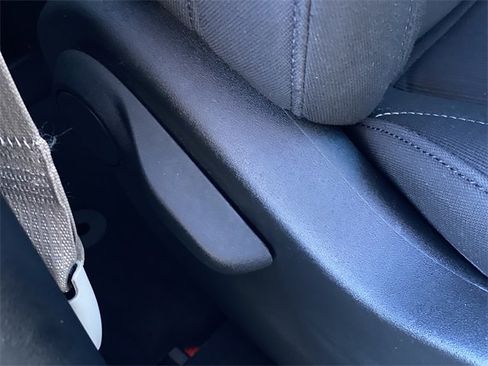 Used 2023 Chrysler Voyager LX image 33