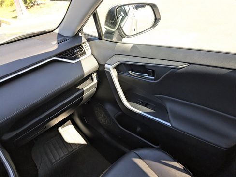 Used 2021 Toyota RAV4 XLE Premium image 13