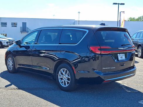 Used 2024 Chrysler Pacifica Touring-L FWD image 5