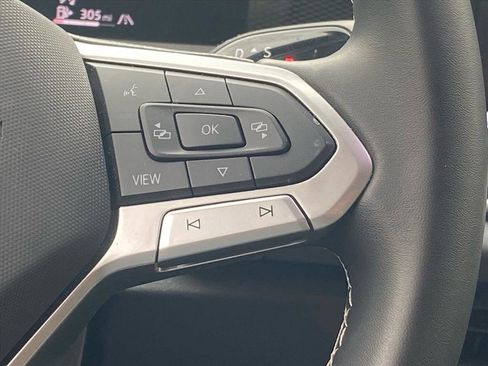 Used 2025 Volkswagen Tiguan SE image 6