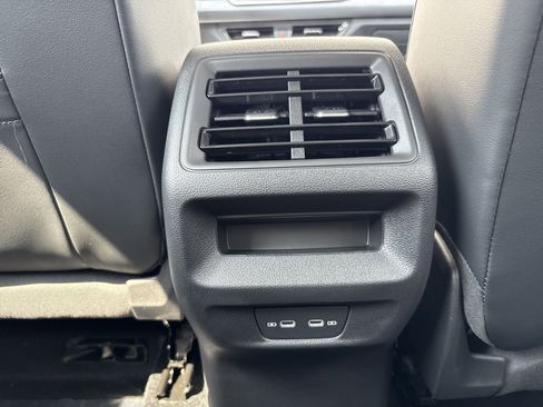 New 2025 Volkswagen Tiguan SE image 18