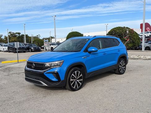 Certified 2022 Volkswagen Taos SE image 3