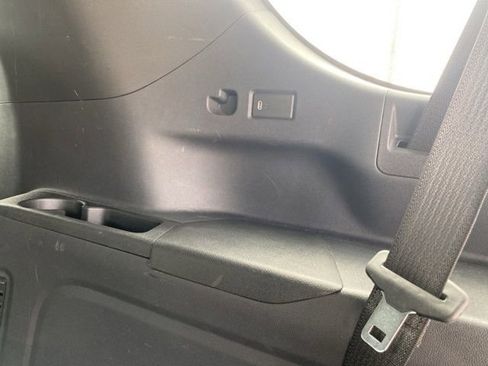 Used 2025 Chevrolet Suburban Z71 image 13