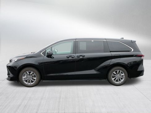 Used 2025 Toyota Sienna LE image 4