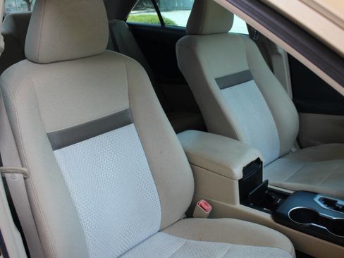 Used 2012 Toyota Camry LE image 2