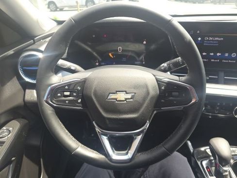 Used 2025 Chevrolet Trax LT w/ LT Convenience Package FWD image 16