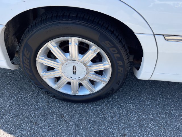Used 2007 Lincoln Town Car Signature Limited RWD image 39