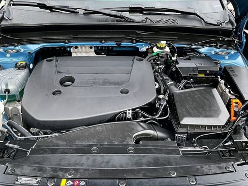 Used 2025 Volvo XC40 B5 Plus image 13