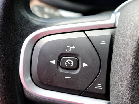 Used 2022 Volvo XC60 B5 Momentum image 34