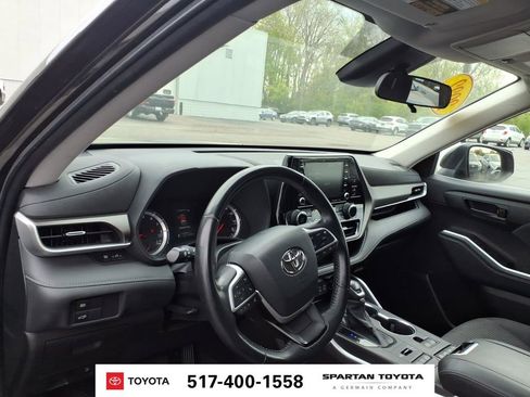 Used 2022 Toyota Highlander LE AWD/4WD image 15
