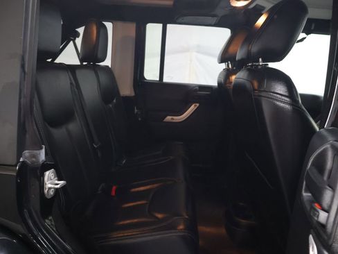 Used 2016 Jeep Wrangler Unlimited Sahara w/ Connectivity Group AWD/4WD image 13