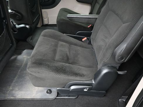 Used 2016 Dodge Grand Caravan SE image 10