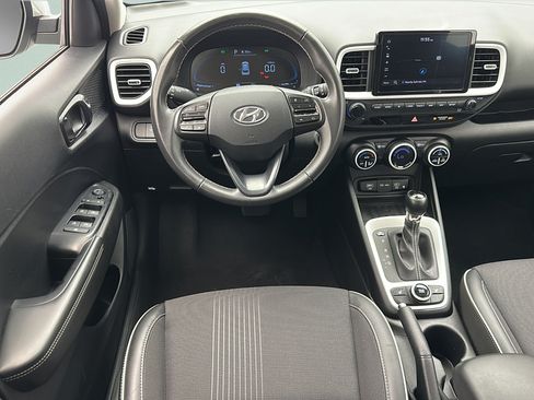 Used 2025 Hyundai Venue Limited FWD image 10