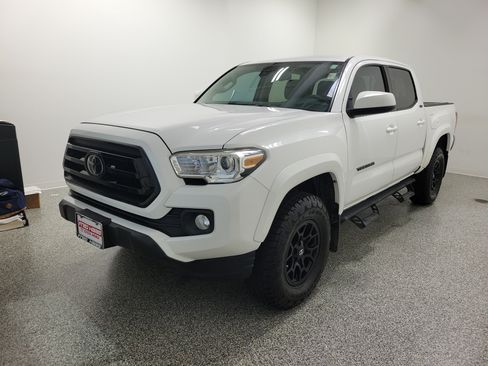 Used 2020 Toyota Tacoma SR5 RWD image 2