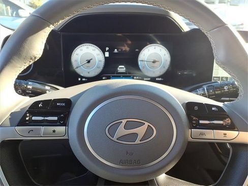 Certified 2025 Hyundai Elantra SEL image 17