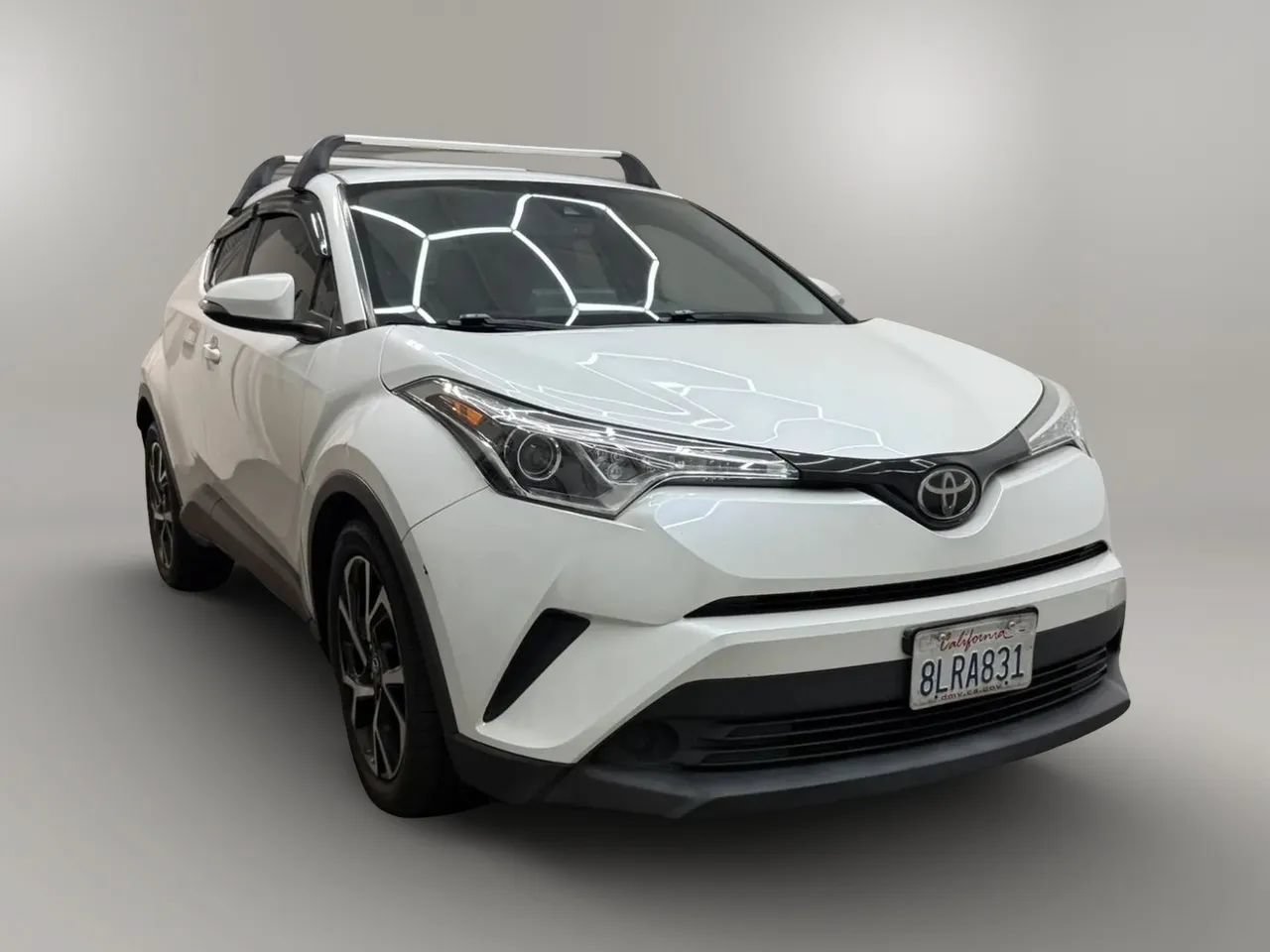 Used 2019 Toyota C-HR XLE FWD image 2