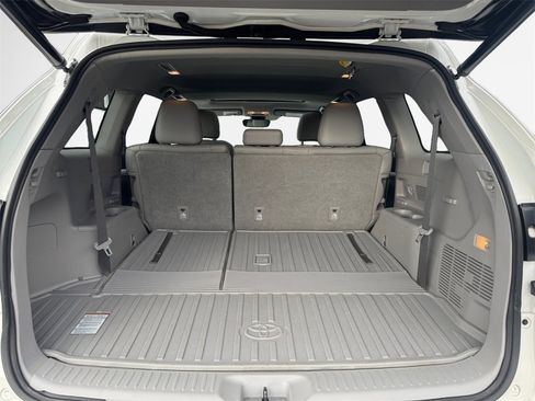 Used 2018 Toyota Highlander XLE image 25