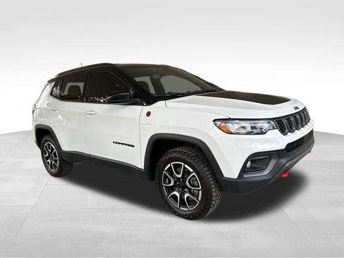 Used 2024 Jeep Compass Trailhawk image 2