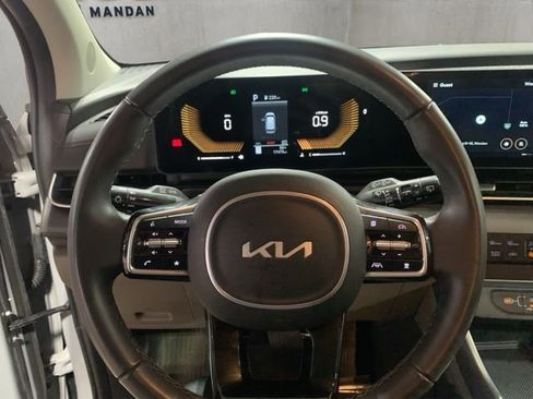 Used 2025 Kia Carnival EX image 11
