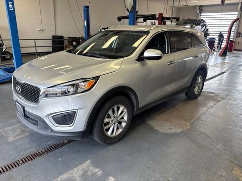 Used 2018 Kia Sorento AWD image 2