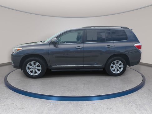 Used 2012 Toyota Highlander SE w/ Tow Pkg FWD image 8