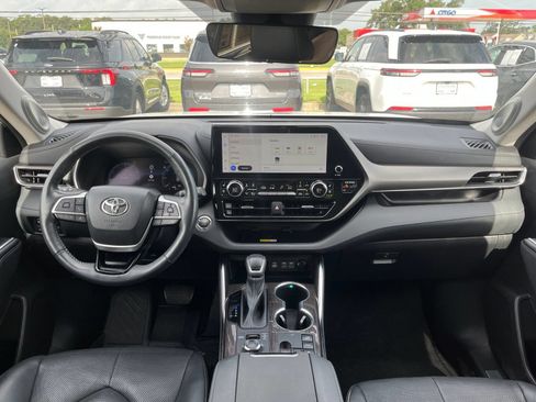 Used 2023 Toyota Highlander Limited AWD/4WD image 9