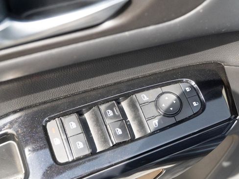 Used 2022 Nissan Pathfinder S AWD/4WD image 19