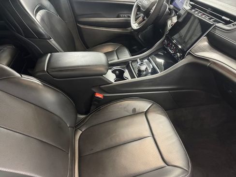 Used 2024 Jeep Grand Cherokee Limited w/ Luxury Tech Group II AWD/4WD image 4