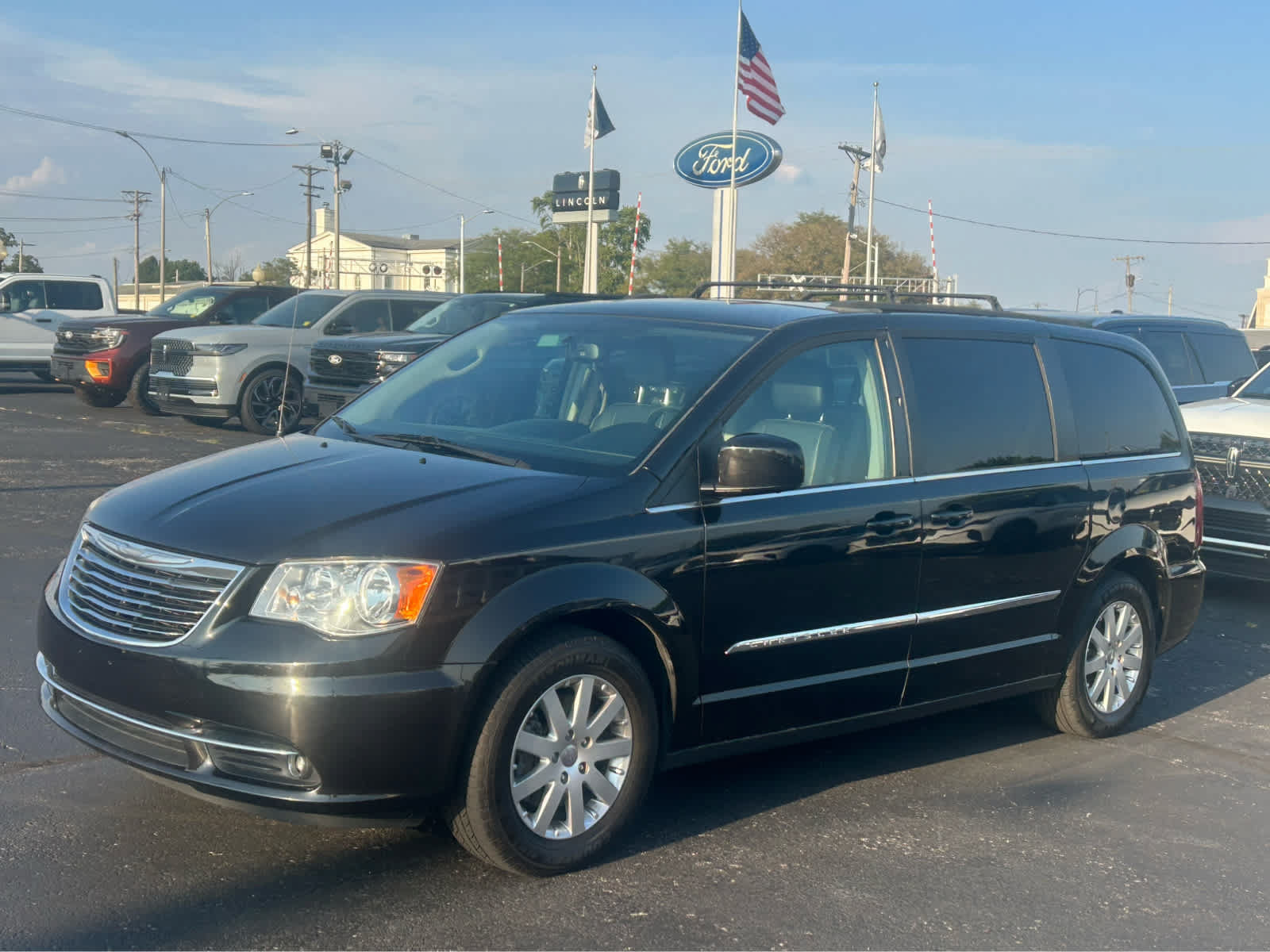 Used 2016 Chrysler Town & Country Touring FWD image 2