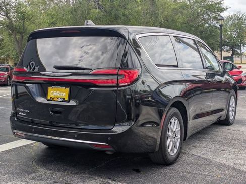 Used 2023 Chrysler Pacifica Touring-L FWD image 5