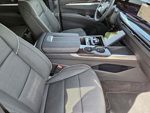 New 2026 Cadillac Escalade Luxury w/ Touring Package AWD/4WD image 10