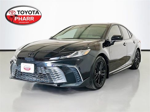 Used 2025 Toyota Camry SE image 1