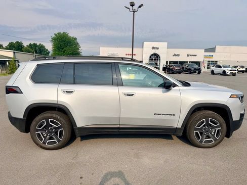 Used 2026 Jeep Cherokee Limited AWD/4WD image 2