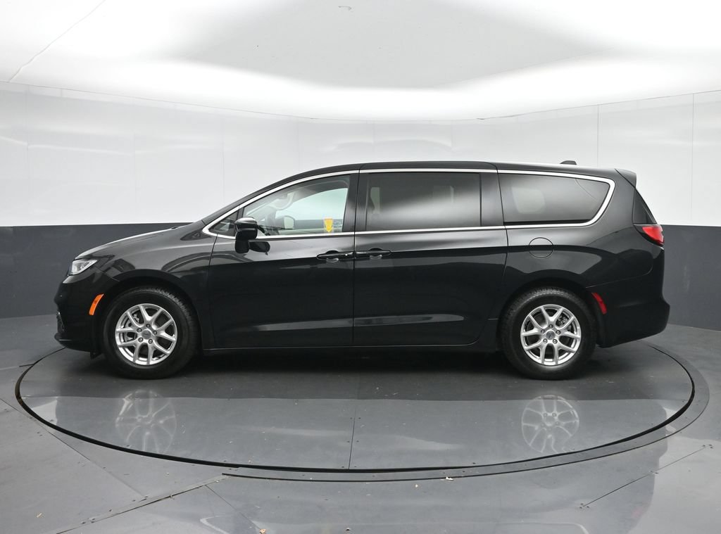Used 2024 Chrysler Pacifica Touring-L FWD image 4