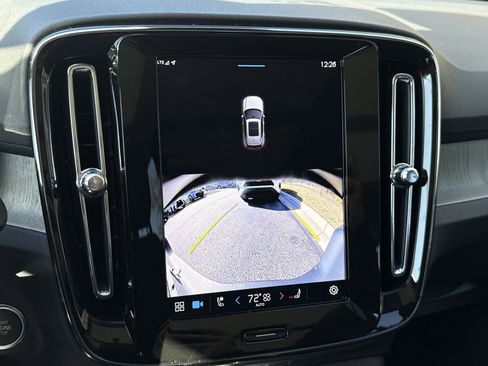 Used 2025 Volvo XC40 B5 Core image 19