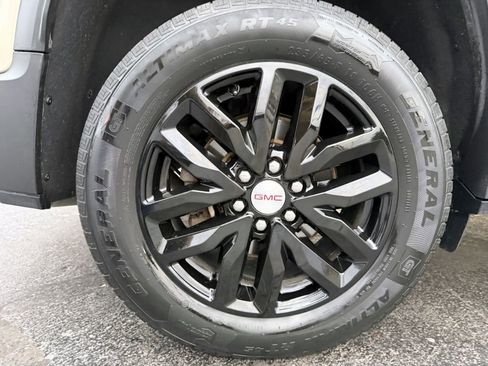 Used 2017 GMC Acadia SLT image 32