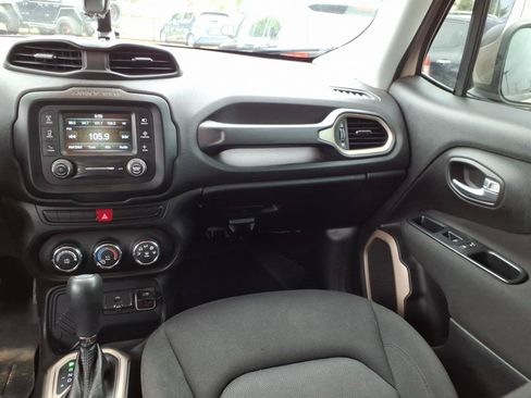 Used 2015 Jeep Renegade Latitude FWD image 7