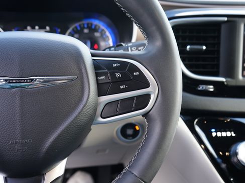 Used 2023 Chrysler Voyager LX image 26