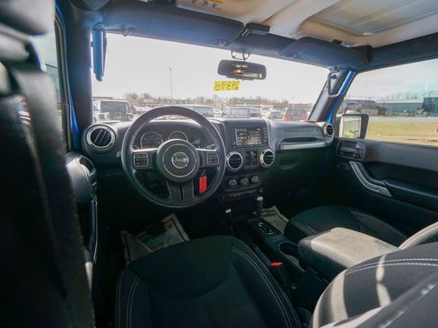 Used 2016 Jeep Wrangler Unlimited Rubicon w/ Connectivity Group image 11