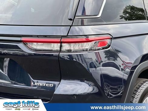 Used 2023 Jeep Grand Cherokee Limited AWD/4WD image 10