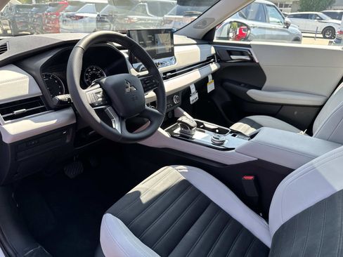 New 2025 Mitsubishi Outlander SE image 15