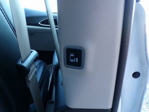 Used 2023 Chrysler Pacifica Touring-L image 14