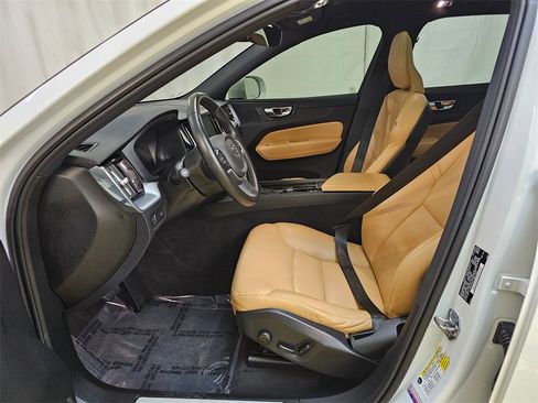 Used 2020 Volvo XC60 T5 Momentum image 21