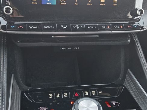 Used 2023 Jeep Wagoneer L Series III w/ Preferred Equipment Group AWD/4WD image 16
