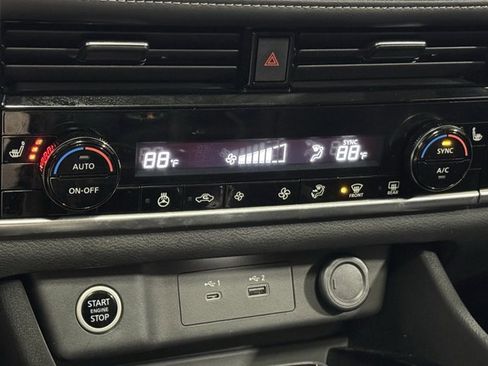 Used 2021 Nissan Rogue SV w/ Premium Package image 24