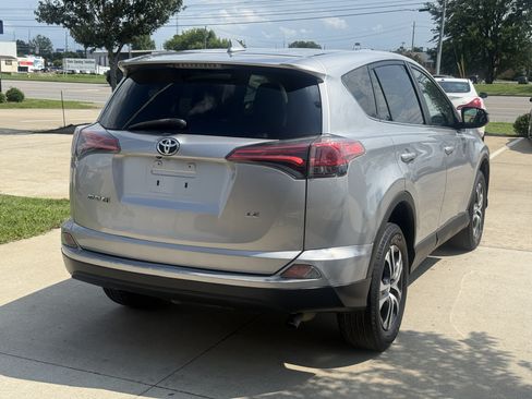 Used 2018 Toyota RAV4 LE FWD image 7