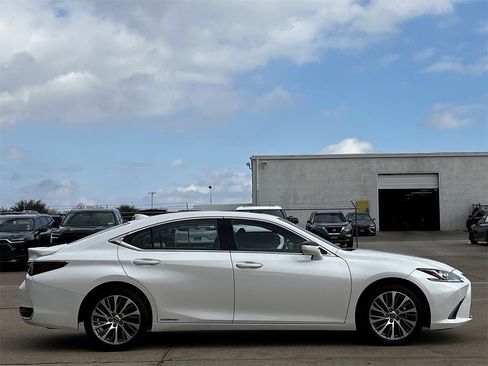 Used 2020 Lexus ES 300h w/ Premium Package image 3